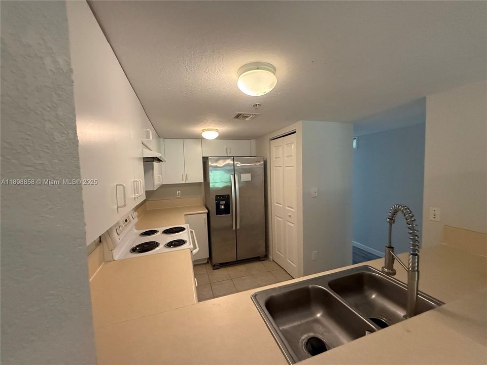 For Rent: $2,200 (3 beds, 2 baths, 1374 Square Feet)