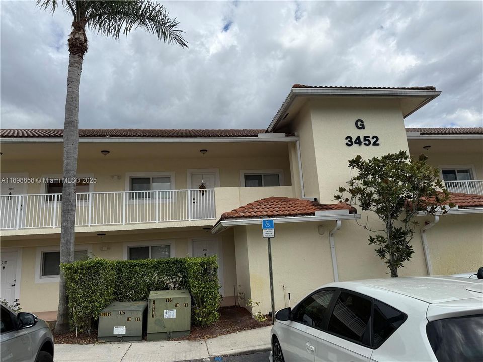 For Rent: $2,200 (3 beds, 2 baths, 1374 Square Feet)