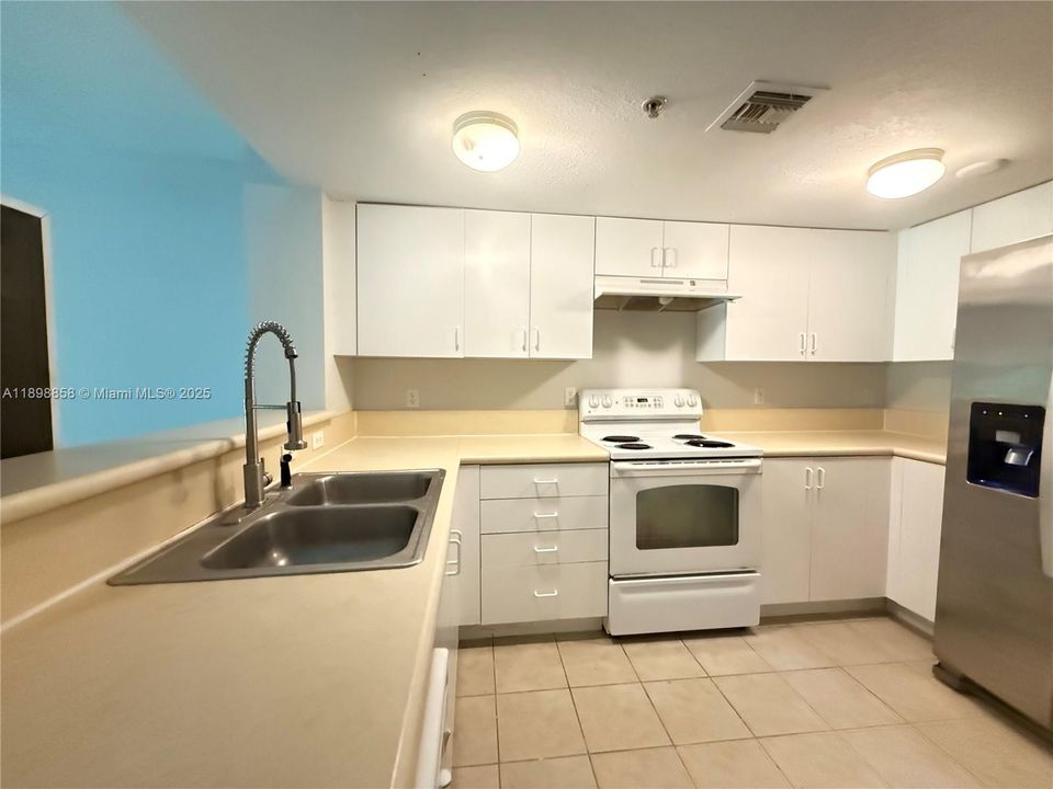 For Rent: $2,200 (3 beds, 2 baths, 1374 Square Feet)