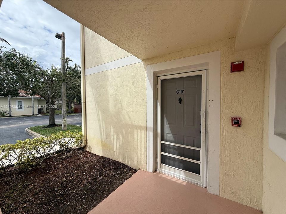 For Rent: $2,200 (3 beds, 2 baths, 1374 Square Feet)