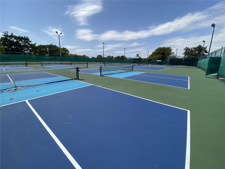 Под контрактом: $2,600 (2 спален, 2 ванн, 1290 Квадратных фут)