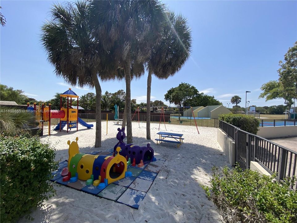 Под контрактом: $2,600 (2 спален, 2 ванн, 1290 Квадратных фут)