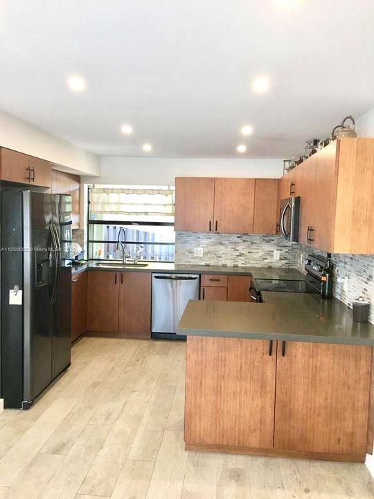 Под контрактом: $2,600 (2 спален, 2 ванн, 1290 Квадратных фут)