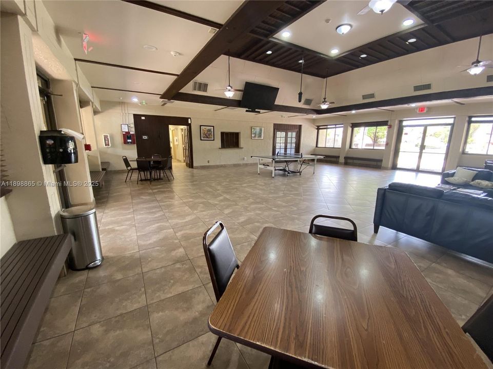 Под контрактом: $2,600 (2 спален, 2 ванн, 1290 Квадратных фут)