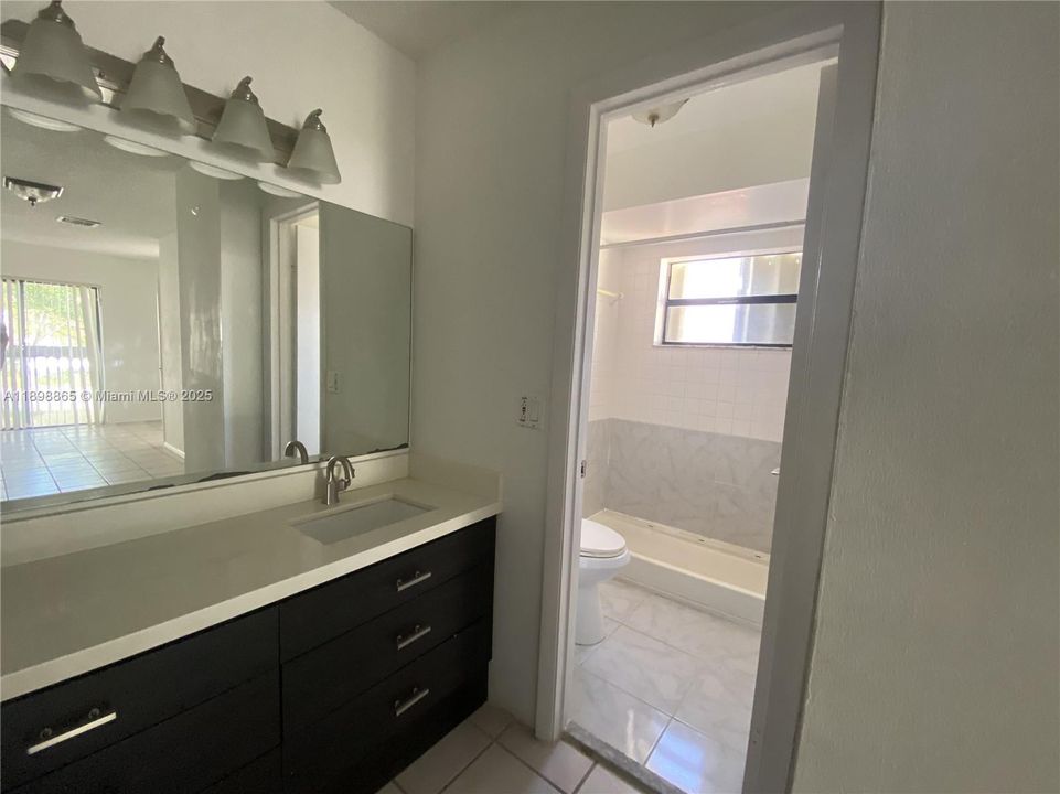 Под контрактом: $2,600 (2 спален, 2 ванн, 1290 Квадратных фут)