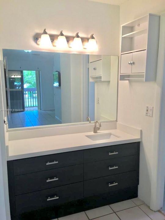 Под контрактом: $2,600 (2 спален, 2 ванн, 1290 Квадратных фут)