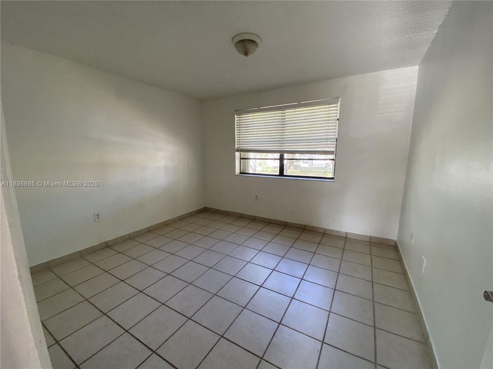 Под контрактом: $2,600 (2 спален, 2 ванн, 1290 Квадратных фут)