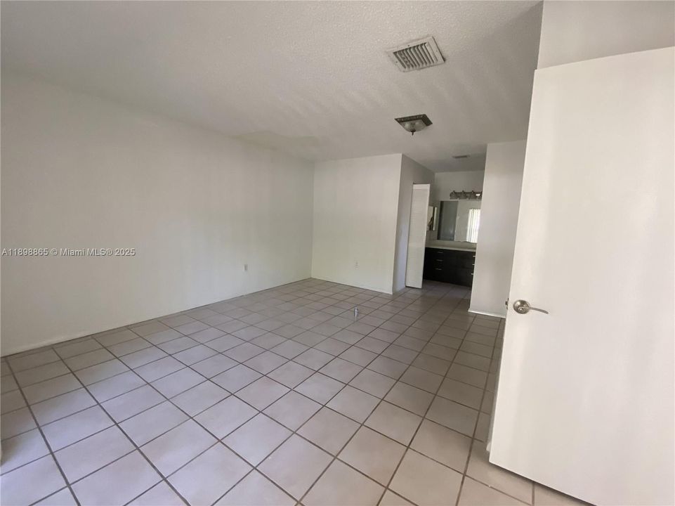 Под контрактом: $2,600 (2 спален, 2 ванн, 1290 Квадратных фут)