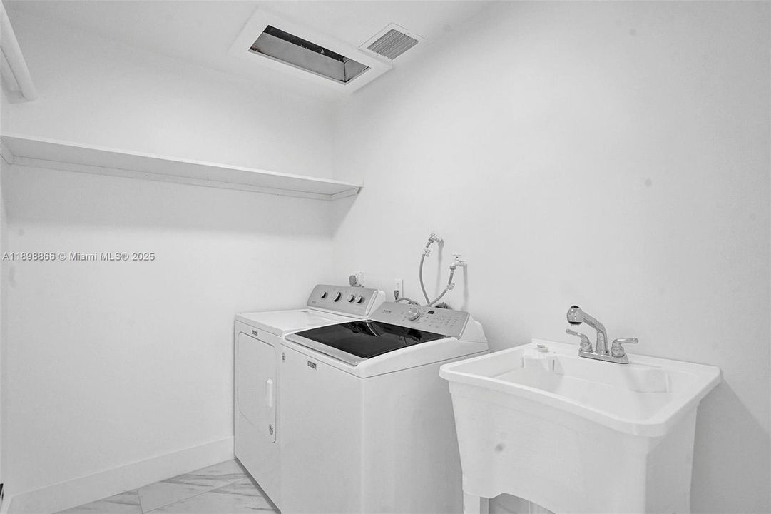 出租: $18,000 (7 贝兹, 5 浴室, 0 平方英尺)