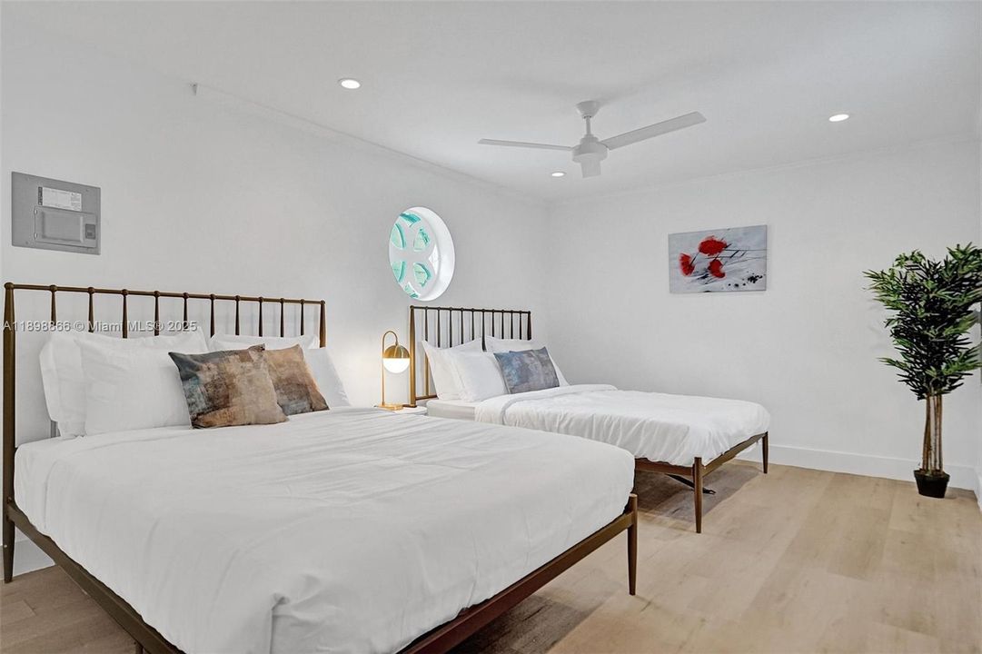 出租: $18,000 (7 贝兹, 5 浴室, 0 平方英尺)