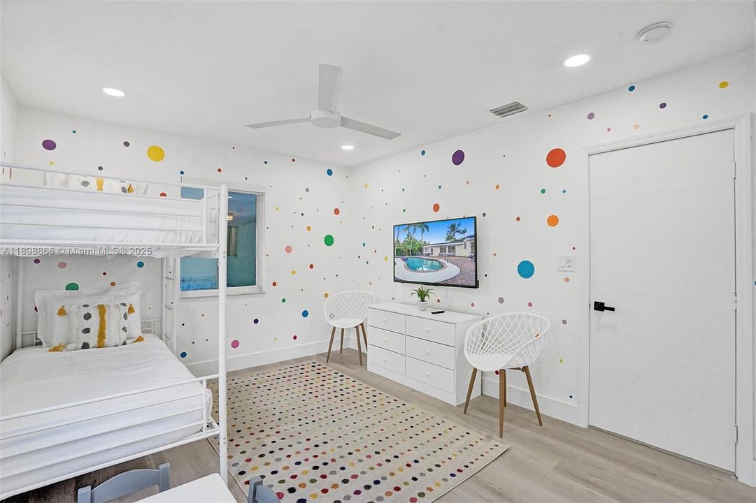 出租: $18,000 (7 贝兹, 5 浴室, 0 平方英尺)