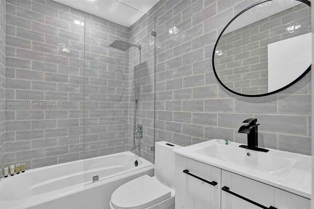 出租: $18,000 (7 贝兹, 5 浴室, 0 平方英尺)