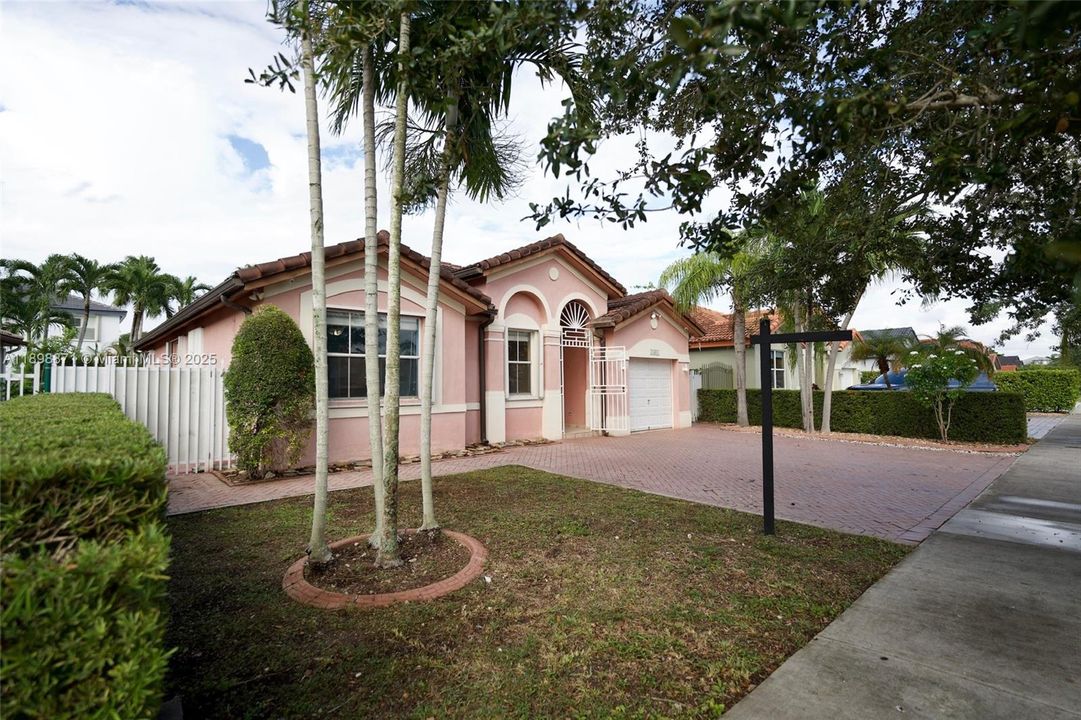 Recently Sold: $645,000 (4 beds, 2 baths, 1618 Square Feet)