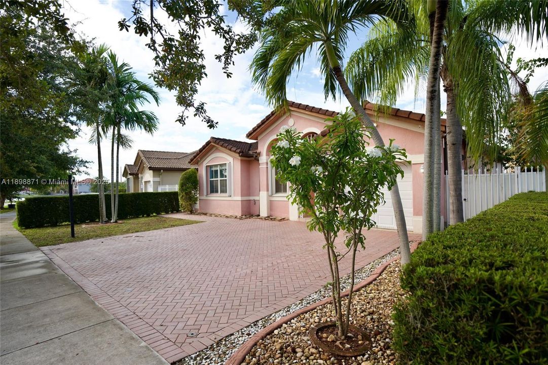 Recently Sold: $645,000 (4 beds, 2 baths, 1618 Square Feet)