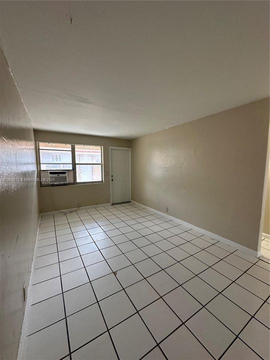For Rent: $1,200 (1 beds, 1 baths, 435 Square Feet)