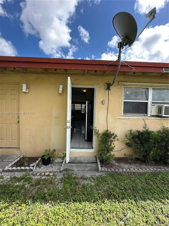 For Rent: $1,200 (1 beds, 1 baths, 435 Square Feet)