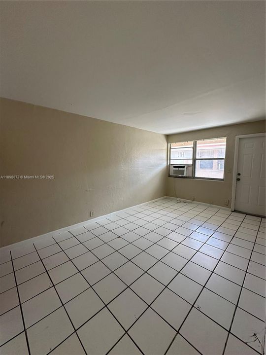 For Rent: $1,200 (1 beds, 1 baths, 435 Square Feet)