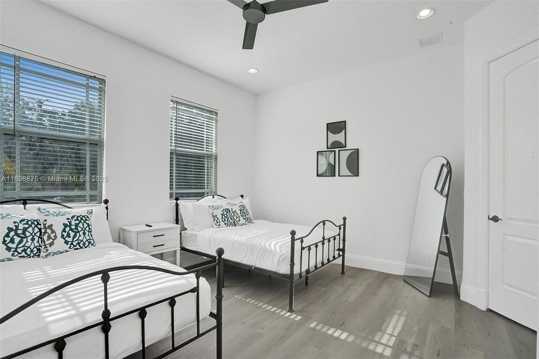 出租: $11,995 (6 贝兹, 4 浴室, 3669 平方英尺)