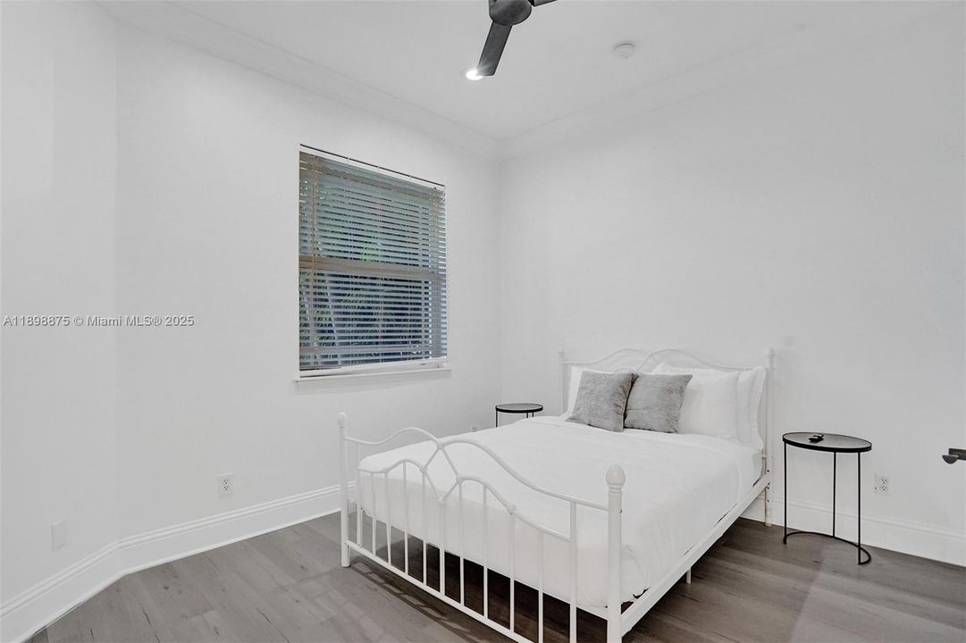 出租: $11,995 (6 贝兹, 4 浴室, 3669 平方英尺)