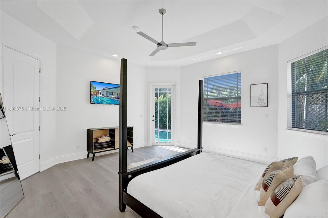 出租: $11,995 (6 贝兹, 4 浴室, 3669 平方英尺)