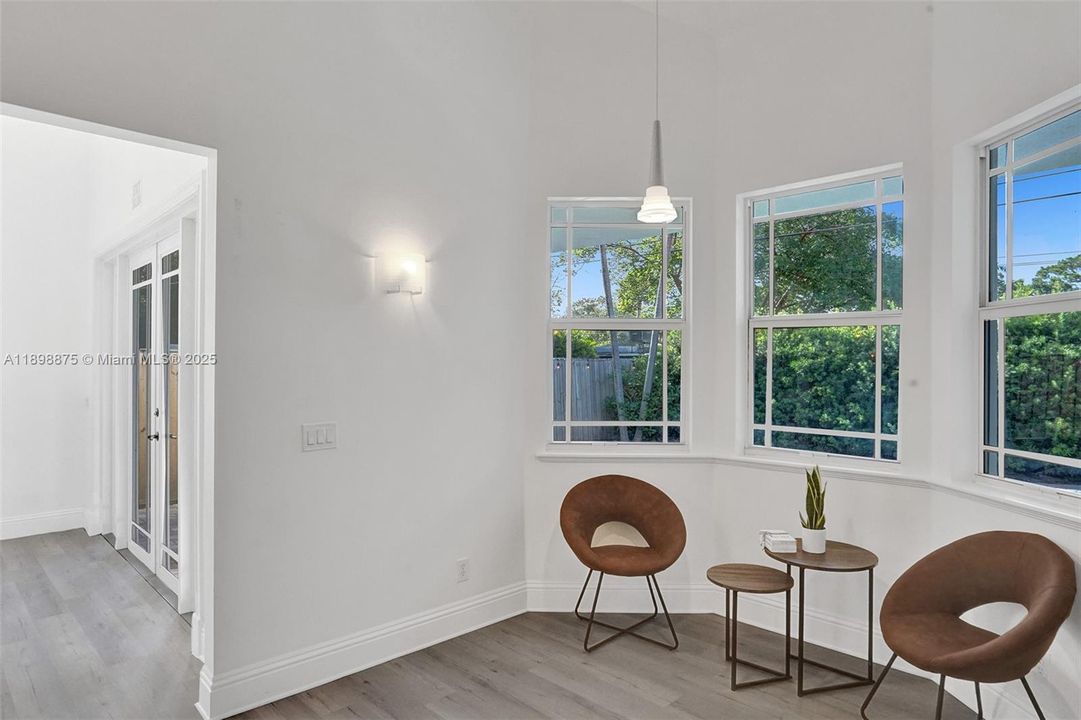 出租: $11,995 (6 贝兹, 4 浴室, 3669 平方英尺)