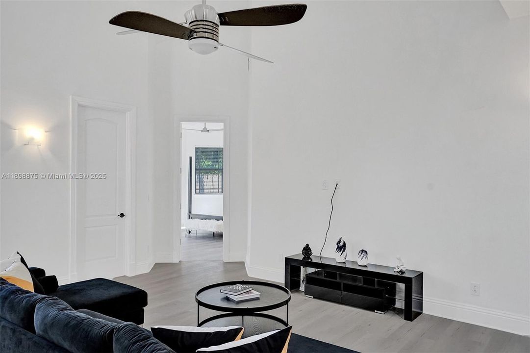 出租: $11,995 (6 贝兹, 4 浴室, 3669 平方英尺)