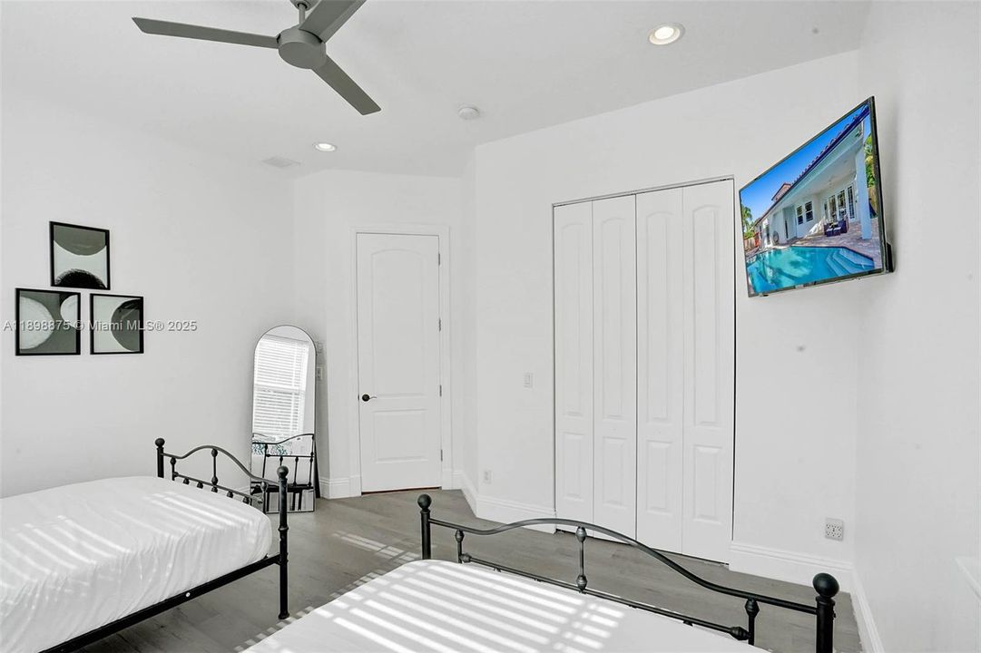 出租: $11,995 (6 贝兹, 4 浴室, 3669 平方英尺)