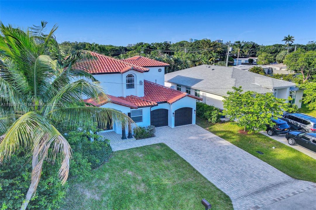 出租: $11,995 (6 贝兹, 4 浴室, 3669 平方英尺)