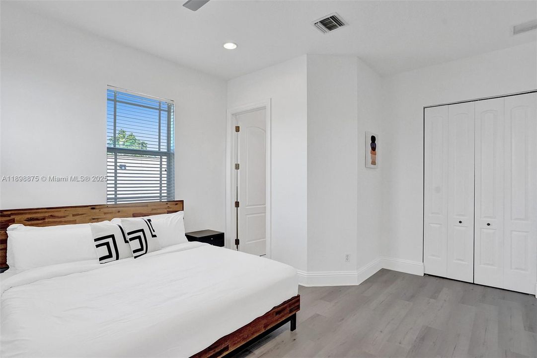 出租: $11,995 (6 贝兹, 4 浴室, 3669 平方英尺)