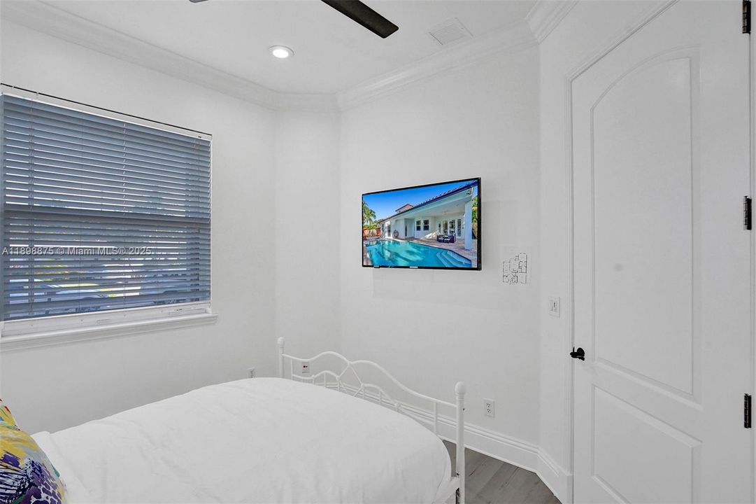 出租: $11,995 (6 贝兹, 4 浴室, 3669 平方英尺)