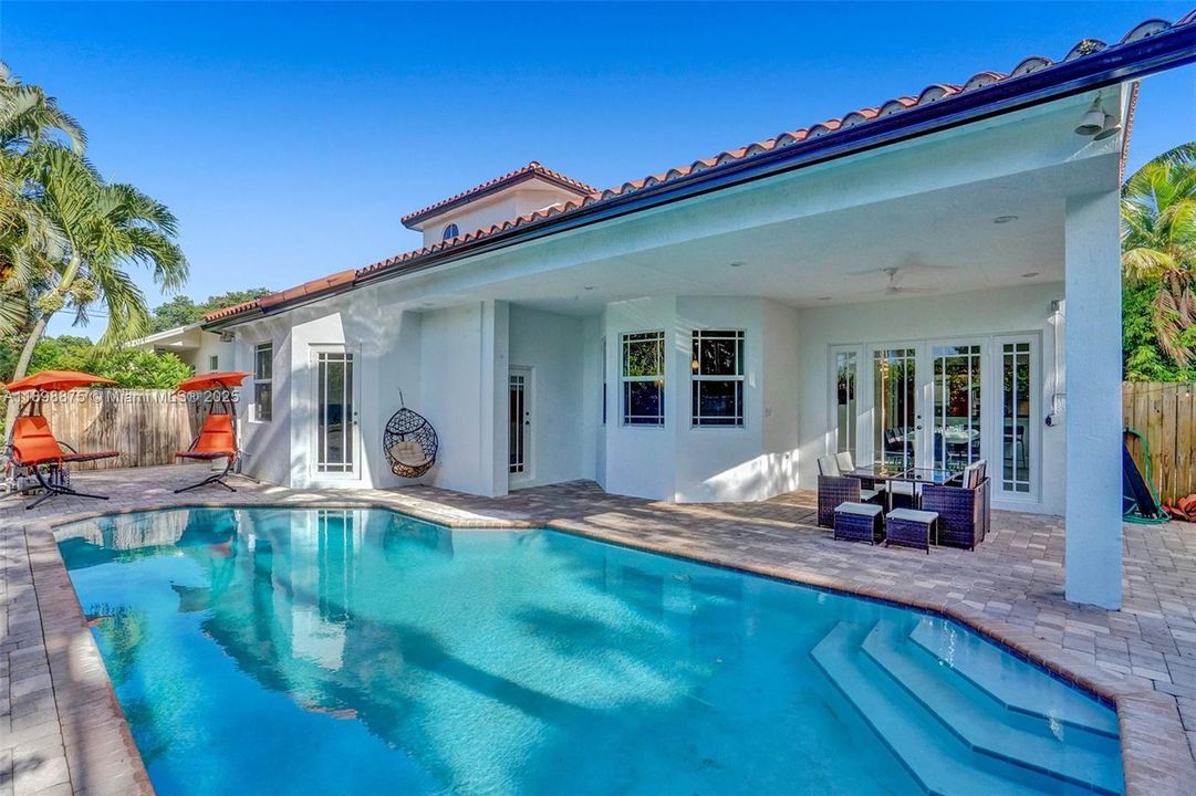 出租: $11,995 (6 贝兹, 4 浴室, 3669 平方英尺)