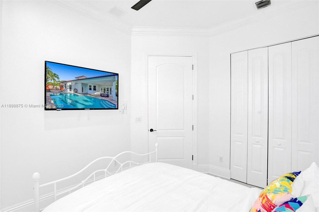 出租: $11,995 (6 贝兹, 4 浴室, 3669 平方英尺)