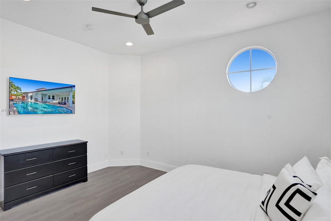 出租: $11,995 (6 贝兹, 4 浴室, 3669 平方英尺)