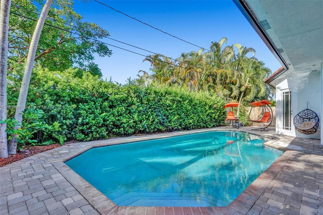 出租: $11,995 (6 贝兹, 4 浴室, 3669 平方英尺)