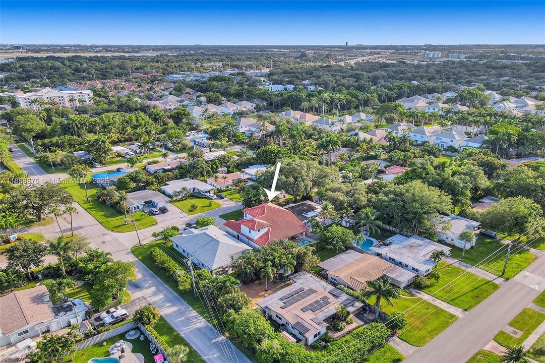 出租: $11,995 (6 贝兹, 4 浴室, 3669 平方英尺)