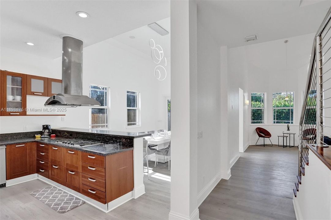 出租: $11,995 (6 贝兹, 4 浴室, 3669 平方英尺)