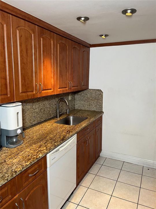 待售: $369,000 (2 贝兹, 2 浴室, 880 平方英尺)