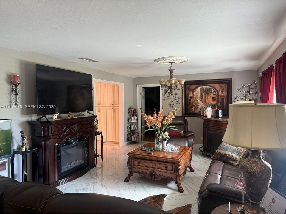 待售: $590,000 (4 贝兹, 2 浴室, 1912 平方英尺)