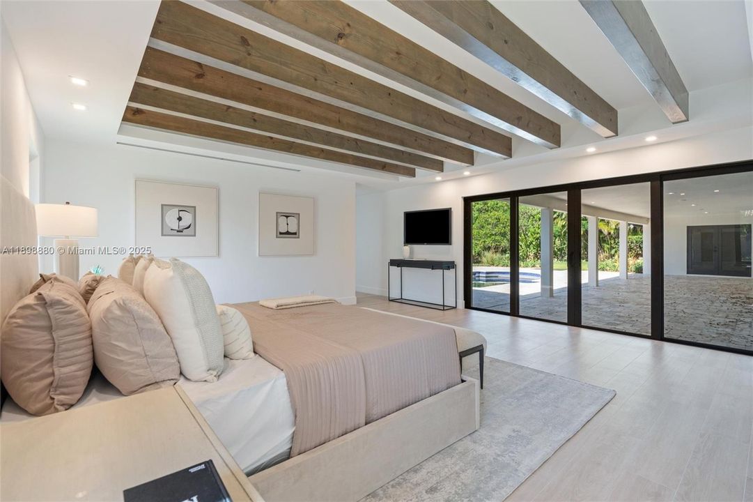 For Sale: $2,199,999 (6 beds, 5 baths, 3916 Square Feet)