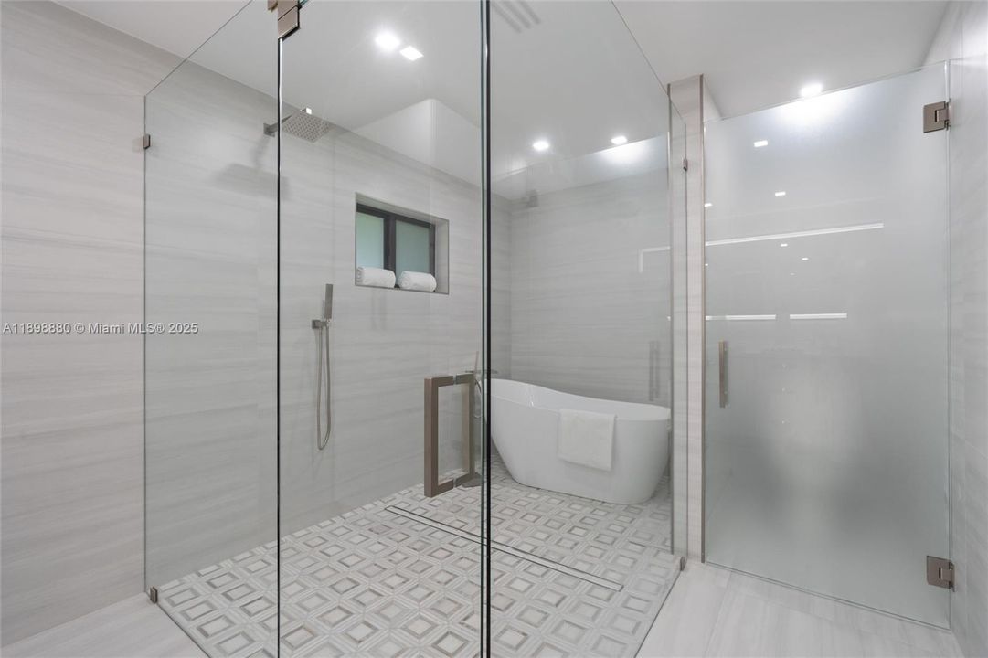 For Sale: $2,199,999 (6 beds, 5 baths, 3916 Square Feet)