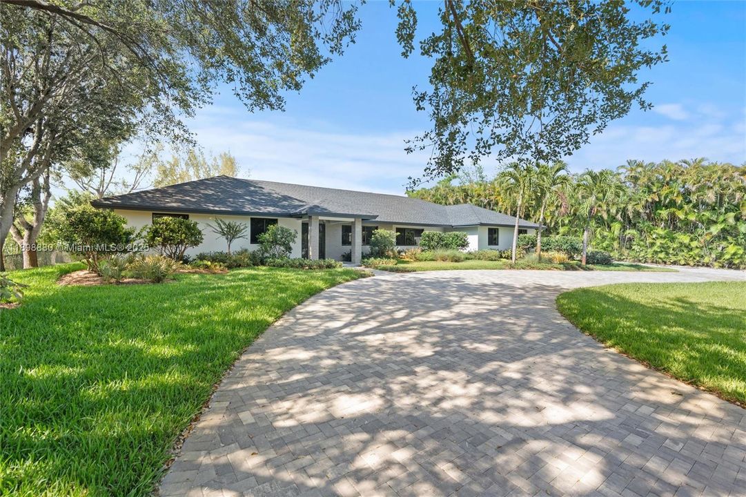 For Sale: $2,199,999 (6 beds, 5 baths, 3916 Square Feet)