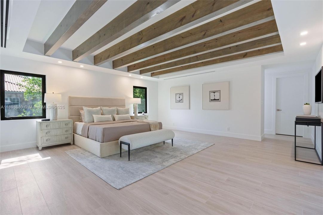 For Sale: $2,199,999 (6 beds, 5 baths, 3916 Square Feet)