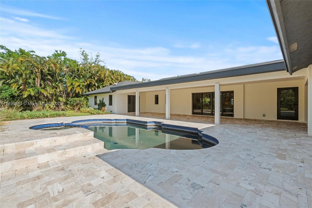 For Sale: $2,199,999 (6 beds, 5 baths, 3916 Square Feet)