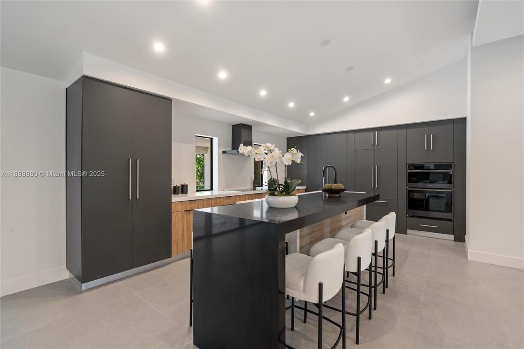 For Sale: $2,199,999 (6 beds, 5 baths, 3916 Square Feet)