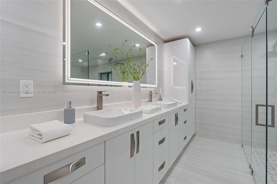 For Sale: $2,199,999 (6 beds, 5 baths, 3916 Square Feet)