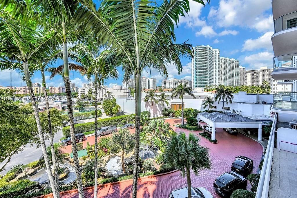 For Sale: $550,000 (2 beds, 2 baths, 1887 Square Feet)