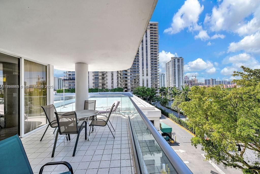 For Sale: $550,000 (2 beds, 2 baths, 1887 Square Feet)