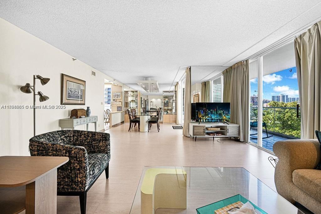 For Sale: $550,000 (2 beds, 2 baths, 1887 Square Feet)