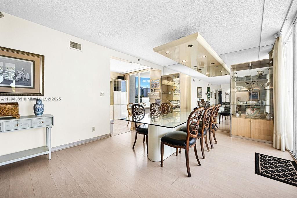 For Sale: $550,000 (2 beds, 2 baths, 1887 Square Feet)