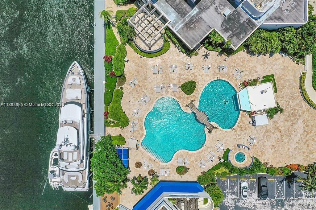 For Sale: $550,000 (2 beds, 2 baths, 1887 Square Feet)